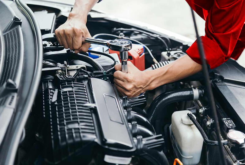 Motorreparatur in einer KFZ-Werkstatt